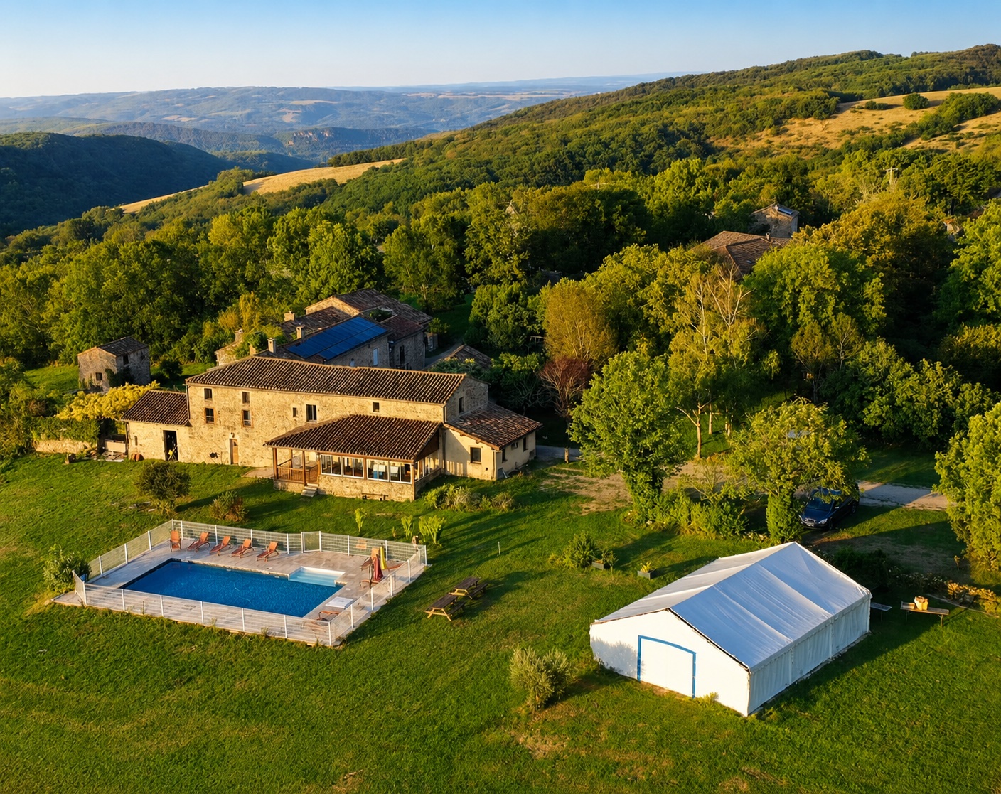 Vue aérienne du gîte de groupe Domaine des Clauzels